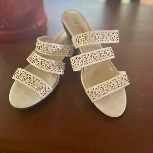 Super Cute White Open Weave Semi Casual Easy Street Sandals with Low Heel 8M